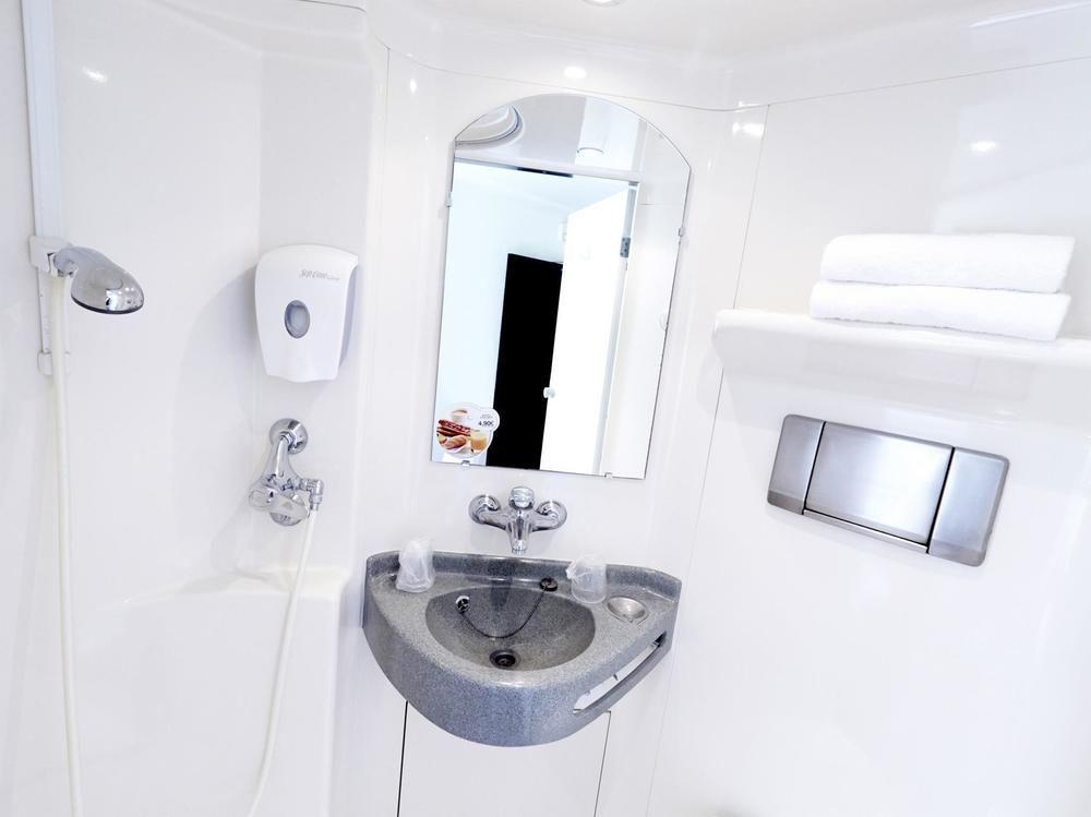 Hotel F1 Lyon Genay Massieux Bagian luar foto