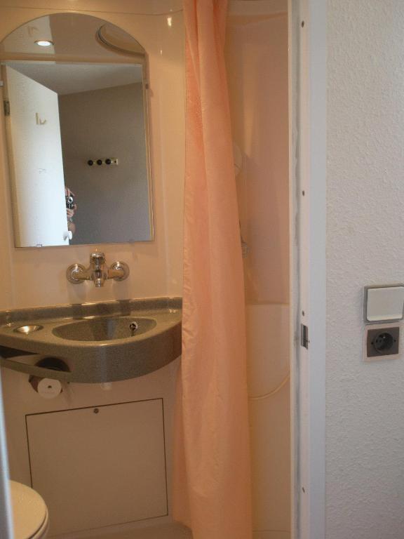 Hotel F1 Lyon Genay Massieux Ruang foto