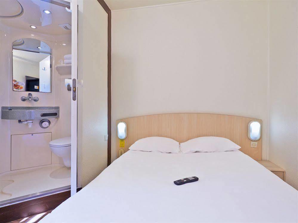 Hotel F1 Lyon Genay Massieux Bagian luar foto