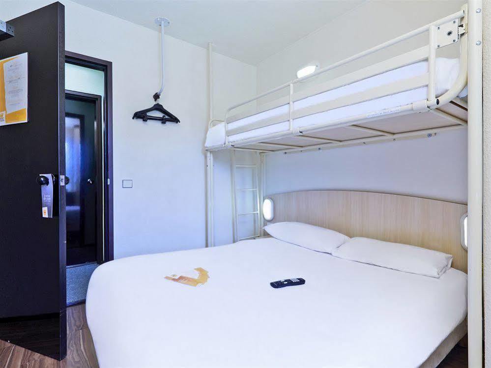 Hotel F1 Lyon Genay Massieux Bagian luar foto